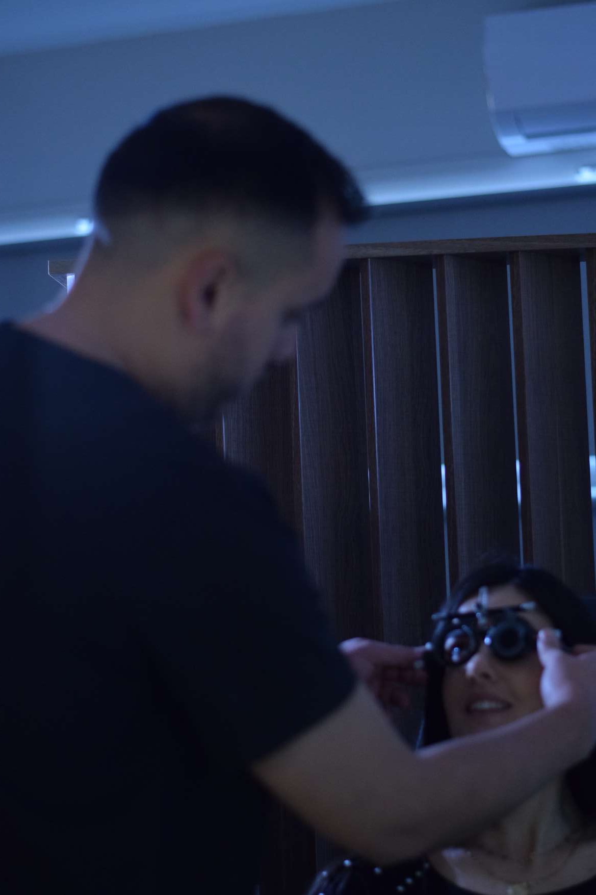 Ο ιατρός εξετάζει ασθενή με δοκιμαστικά πλαίσια