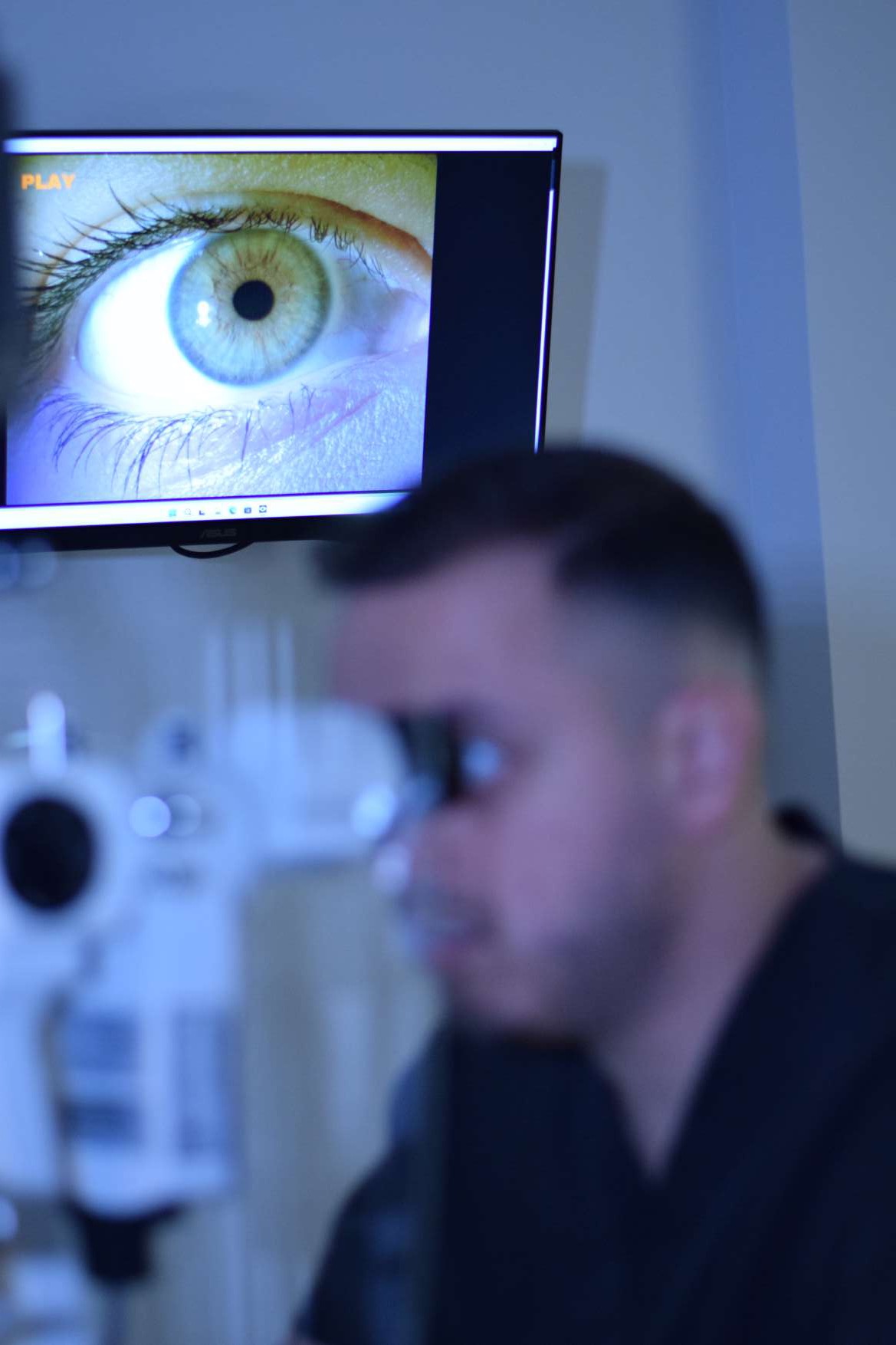 Εξέταση με σχισμοειδή λυχνία και οθόνη απεικόνισης ματιού